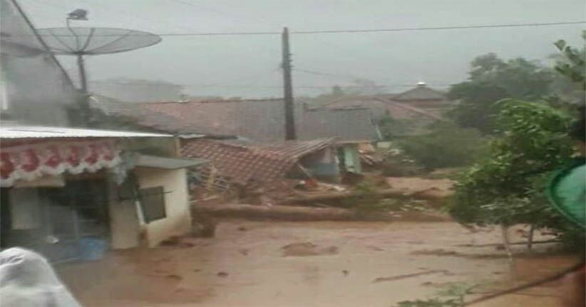Usai Longsor, Brebes Diterjang Banjir Bandang, Satu Rumah Ambruk