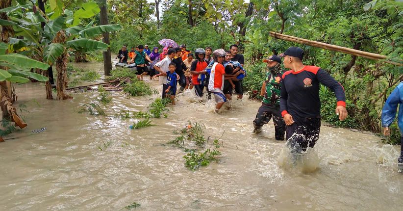 title Banjir Rendam 3 Desa di Pemalang, Evakuasi Warga Berlangsung Dramatis Banjir Rendam 3 Desa di Pemalang, Evakuasi Warga Berlangsung Dramatis