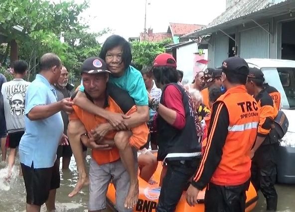 Banjir Rob di Demak Mulai Surut, Lansia Dievakuasi