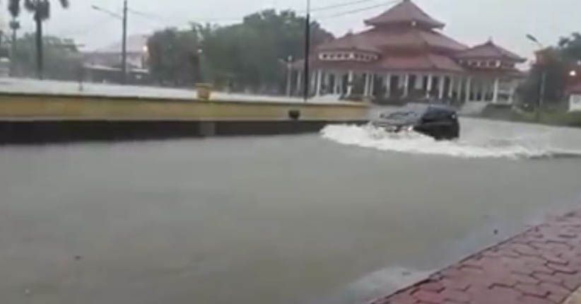 Diguyur Hujan Deras, Banjir Terjang Kabupaten dan Kota Tegal 