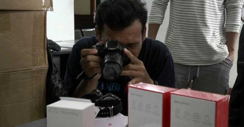 Polda Jambi Gagalkan Penyelundupan Ponsel dan Jam Tangan Impor Ilegal