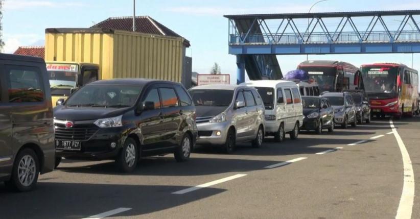  Arus Kendaraan Keluar Tol Brexit Merayap Panjang