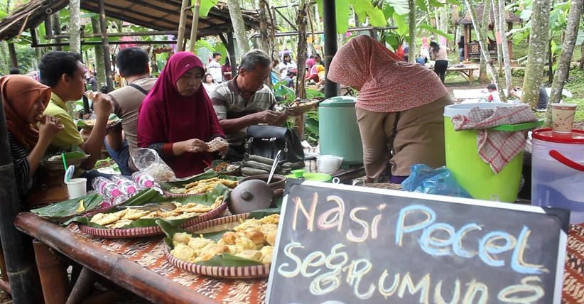 Ini Sensasi Menyantap Makanan Tradisional di Pasar Karetan Kendal 