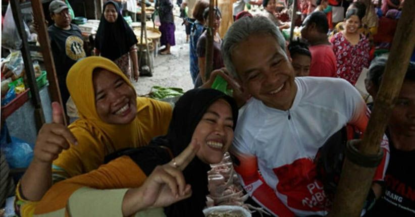 Blusukan ke Pasar Karangayu, Ganjar Jadi Rebutan Selfie Ibu-Ibu