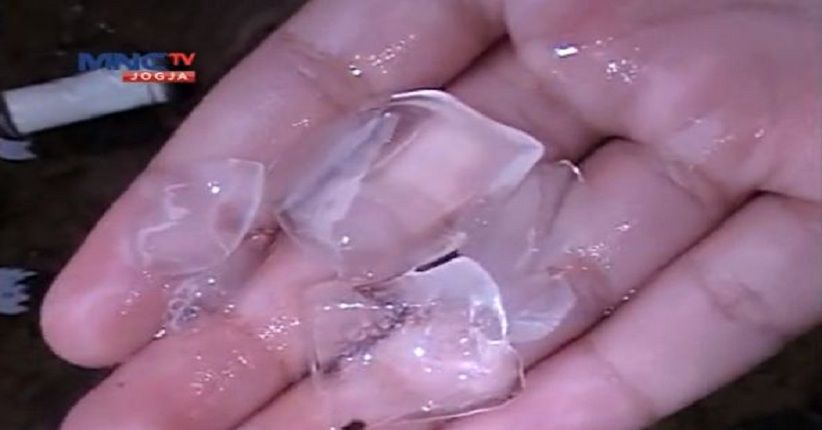 Hujan Es Gegerkan Warga di Tanah Datar