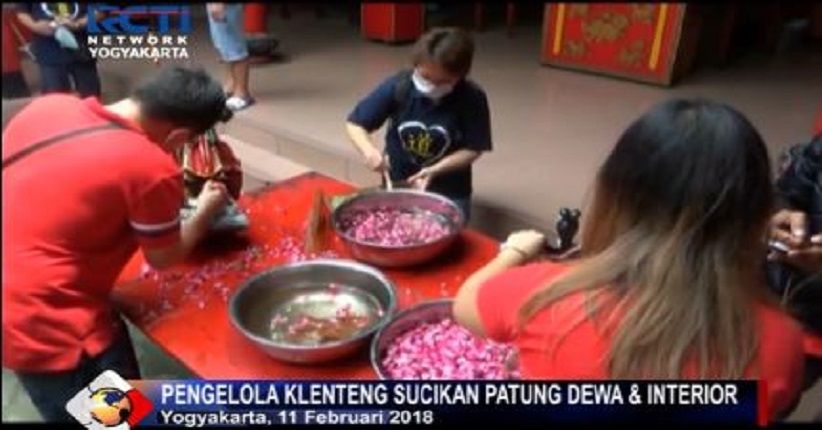 Jelang Imlek, Klenteng Fuk Ling Miau Yogyakarta Dibersihkan