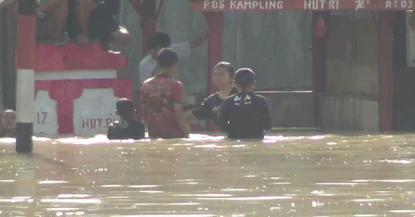 title Diterjang Banjir Bandang, Warga 2 Desa di Kendal Protes PT Waskita Diterjang Banjir Bandang, Warga 2 Desa di Kendal Protes PT Waskita