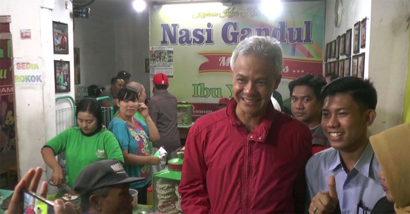 Blusukan ke Pati, Ganjar Santap Nasi Gandul Bersama Warga