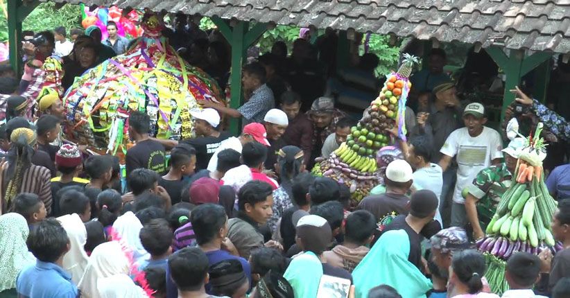 Warga Kendal Saling Dorong demi Berebut Berkah Gunungan Rajaban