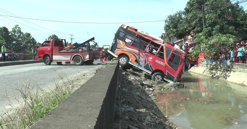 Truk Seruduk Minibus Elf di Jalur Pantura Kendal, Belasan Pelajar Luka