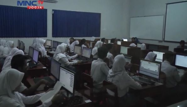Server Ngadat, Siswa SMA di Karanganyar Garap UNBK sampai Malam Hari
