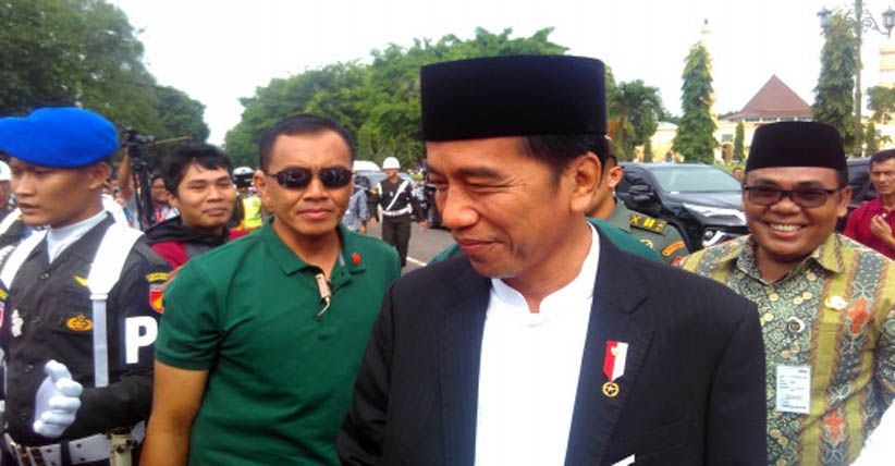 Bagikan Kartu KIP, Jokowi Minta Jangan untuk Beli Pulsa dan Rokok