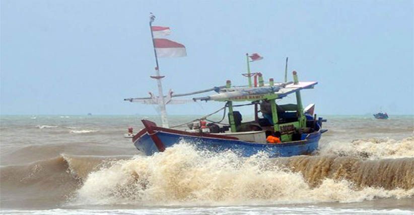 5 Kapal Nelayan Karam Dihantam Ombak Laut Jawa, Tiga Orang Hilang