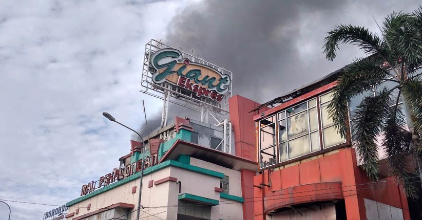Sudah 23 Jam Lebih, Api Masih Membakar Pasar dan Mal di Pekalongan