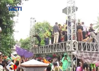 Ribuan Warga Boyolali Berebut Apem Kukus Keong