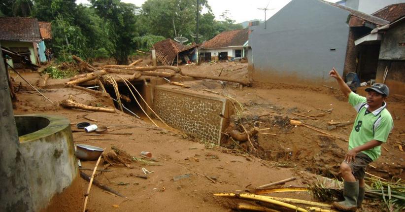 title 2 Anjing Pelacak Diturunkan untuk Cari Korban Longsor Brebes 2 Anjing Pelacak Diturunkan untuk Cari Korban Longsor Brebes