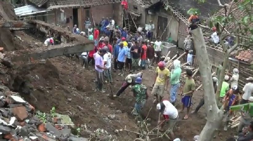Diguyur Hujan Semalaman, 3 Rumah Warga di Magelang Tertimbun Longsor