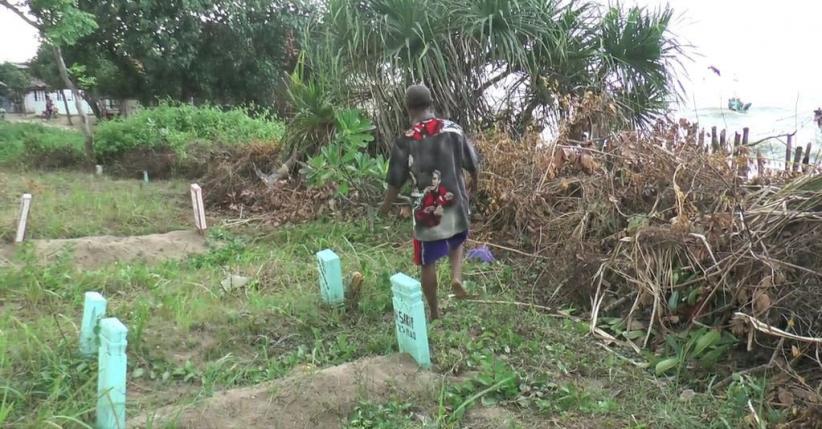 Dihantam Ombak Besar, Belasan Makam di Rembang Hilang