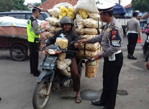 Polres Pekalongan Razia Kendaraan Bermuatan Melebihi Kapasitas