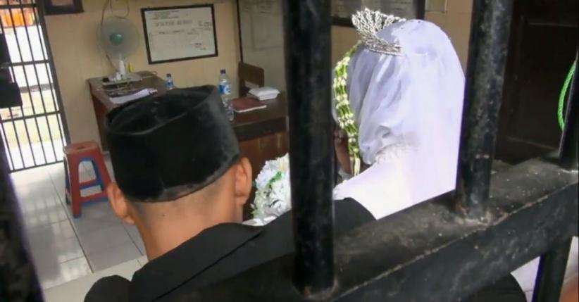 Penuh Haru, Tersangka Curanmor Menikahi Kekasihnya di Sel Tahanan