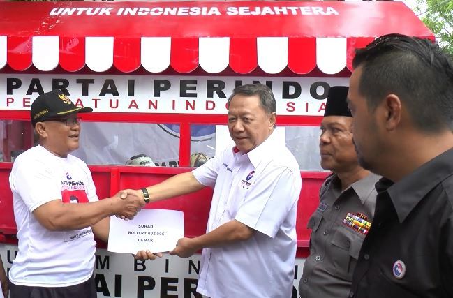 Suka Cita Pedagang Demak Dapat Gerobak Partai Perindo