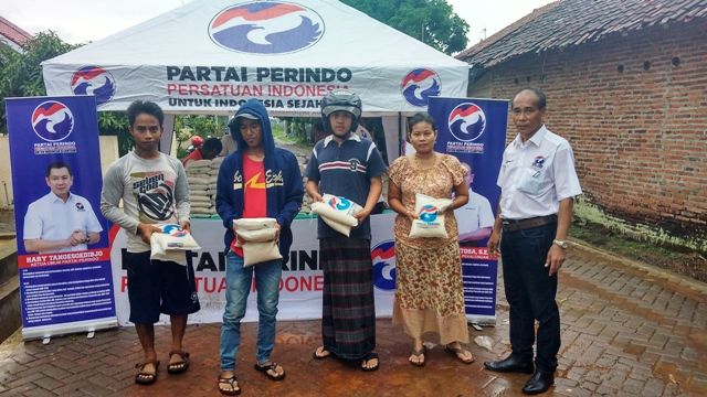 Hujan Deras Tak Halangi Perindo Berikan Beras Gratis Ke Ratusan Warga