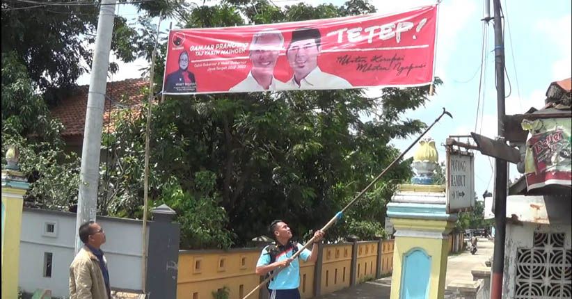 Langgar Aturan, Puluhan Atribut Kampanye Cagub Jateng Diturunkan Paksa