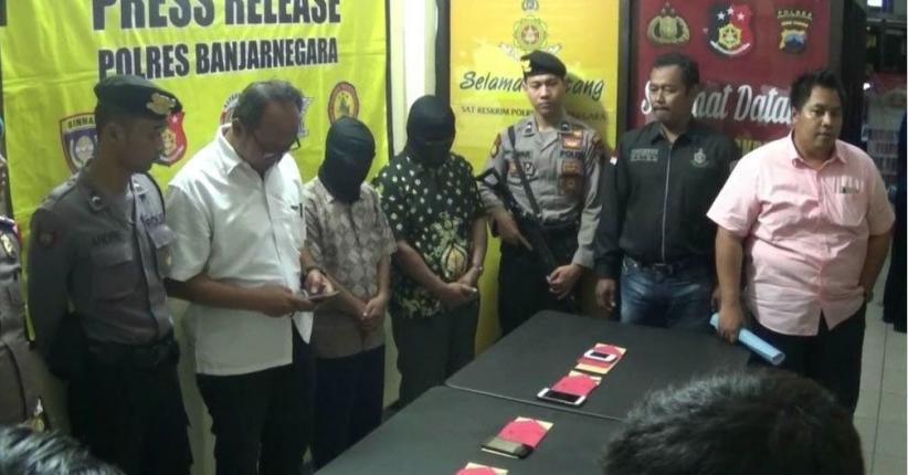 title Sebarkan Hoax di Media Sosial, 2 Oknum Guru di Banjarnegara Ditangkap  Sebarkan Hoax di Media Sosial, 2 Oknum Guru di Banjarnegara Ditangkap