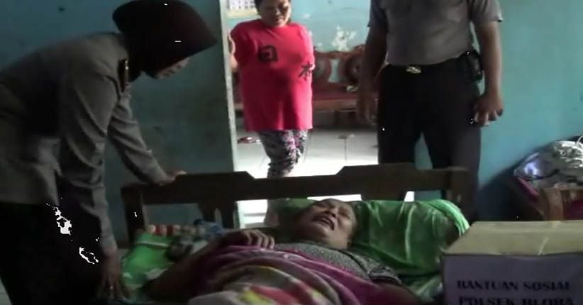 Nenek Lumpuh Ini Menangis saat Dikunjungi Anggota Polres Blora