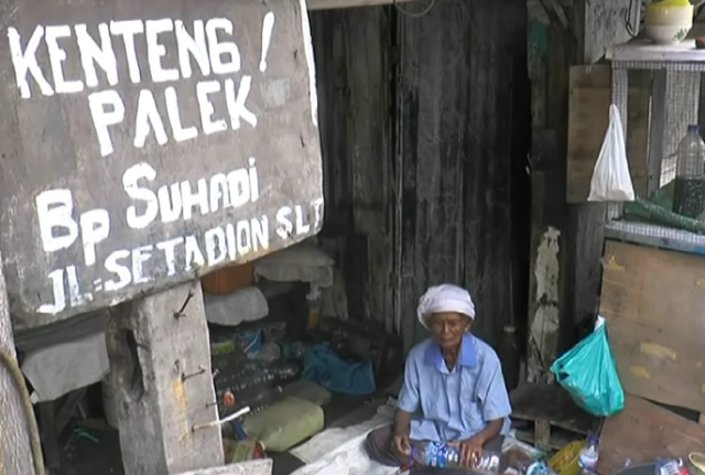 Kisah Nenek Sudarmi, Cari Nafkah Jadi Tukang Tambal Ban di Semarang