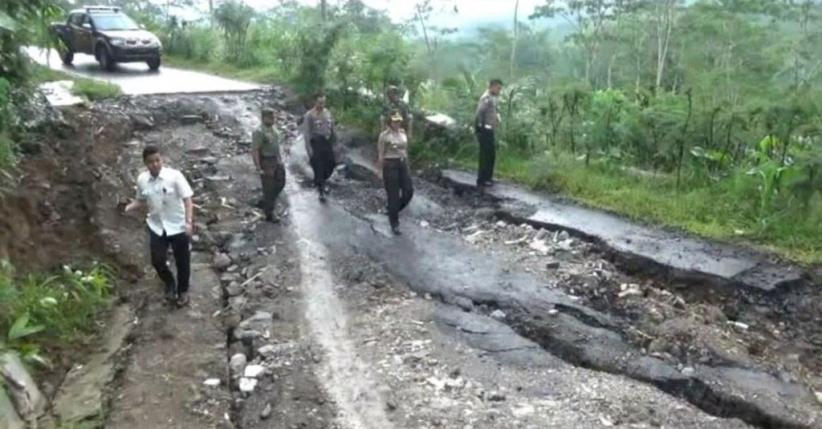Tanah Bergerak, Tiga Titik Jalan di Banjarnegara Putus