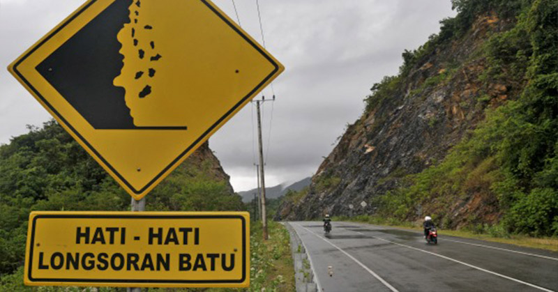 title Tertutup Longsor, Jalur Bandung-Cianjur Selatan Terputus Tertutup Longsor, Jalur Bandung-Cianjur Selatan Terputus