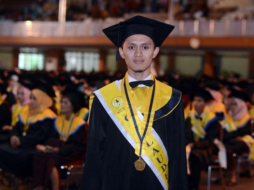 Hidup Prihatin, Anak Buruh Tani Ini Lulus Cum Laude