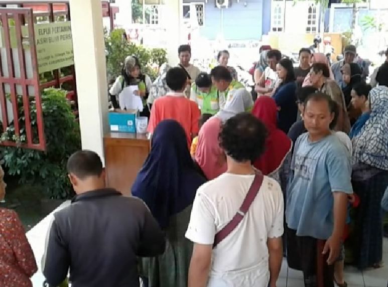 Ratusan Warga Banyumas Antre Gas Elpiji Tiga Kilogram