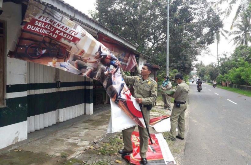 title Pasang Iklan Rokok, 20 Warung Ditindak Satpol PP Pasang Iklan Rokok, 20 Warung Ditindak Satpol PP