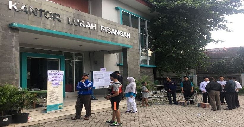 Cari Informasi Korban Bus Terbalik di Tanjakan Emen, Warga Datangi Kantor Lurah Pisangan - Bagian 2