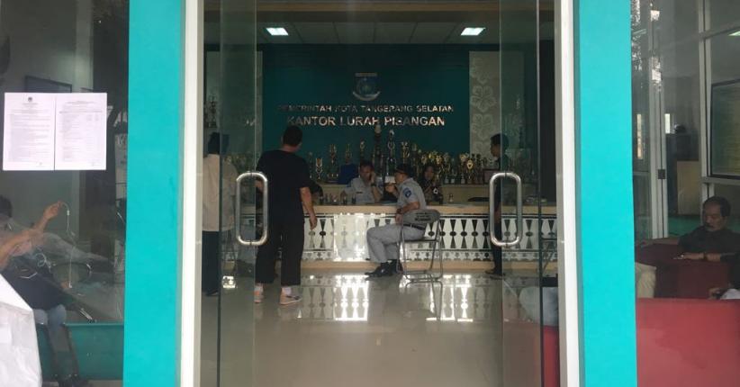 Cari Informasi Korban Bus Terbalik di Tanjakan Emen, Warga Datangi Kantor Lurah Pisangan - Bagian 3