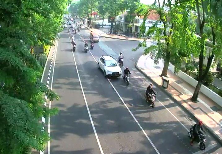 Hilang Konsentrasi, Mobil Hantam Tiga Pengendara Motor di Raya Darmo  