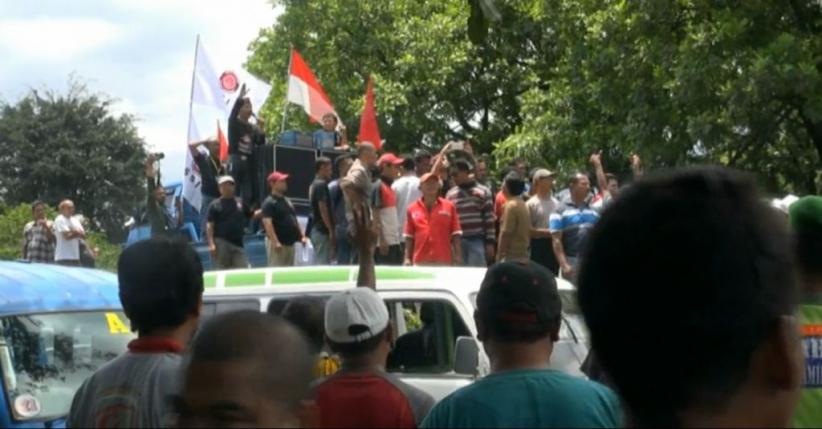 title Ratusan Sopir Angkot Tuntut Permenhub 108 Segera Diberlakukan Ratusan Sopir Angkot Tuntut Permenhub 108 Segera Diberlakukan