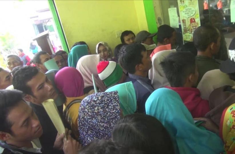 Urus e-KTP, Ratusan Warga Desak-Desakan di Disdukcapil Jombang