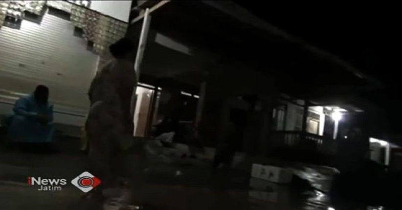 title Sungai Grindulu Meluap, Banjiri Jalan dan Rumah Warga Sungai Grindulu Meluap, Banjiri Jalan dan Rumah Warga