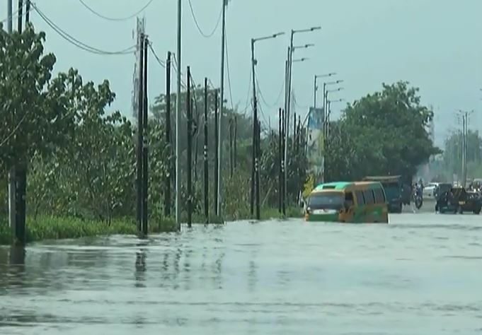 Jalan Raya Porong Banjir, Arus Lalu Lintas Surabaya-Malang Terganggu