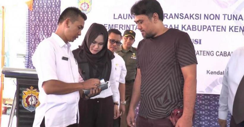Bupati Mirna Luncurkan Transaksi Nontunai Pembayaran Retribusi Pasar