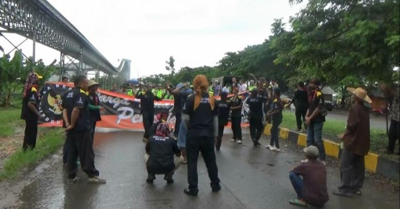 Puluhan Warga Desa Temaji Tuban Demo Pabrik Semen Tuntut Dipekerjakan
