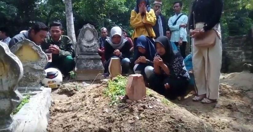 title Begini Sosok Guru Korban Penganiayaan di Sampang di Mata Para Muridnya Begini Sosok Guru Korban Penganiayaan di Sampang di Mata Para Muridnya