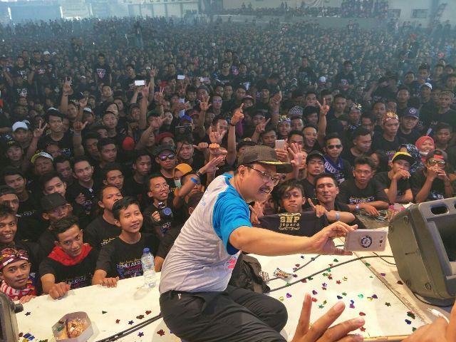 Rangkul Pemilih, Gus Ipul Joget Bersama Penggemar Dangdut Koplo
