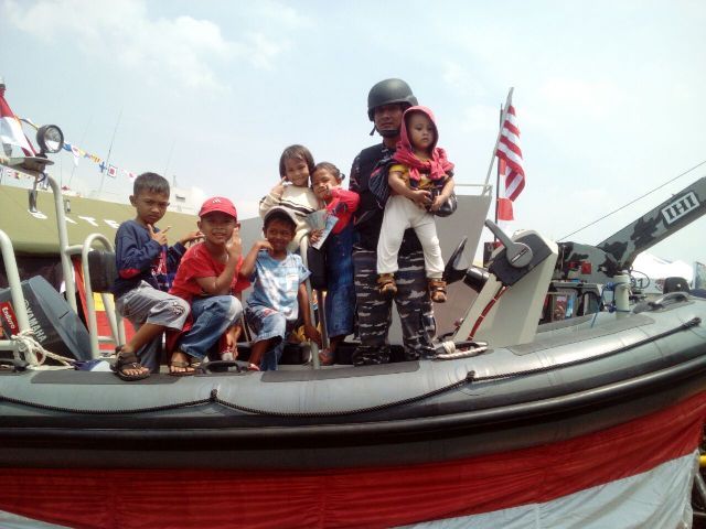 Ribuan Warga Surabaya Antusias Lihat Kapal Perang Milik TNI AL 