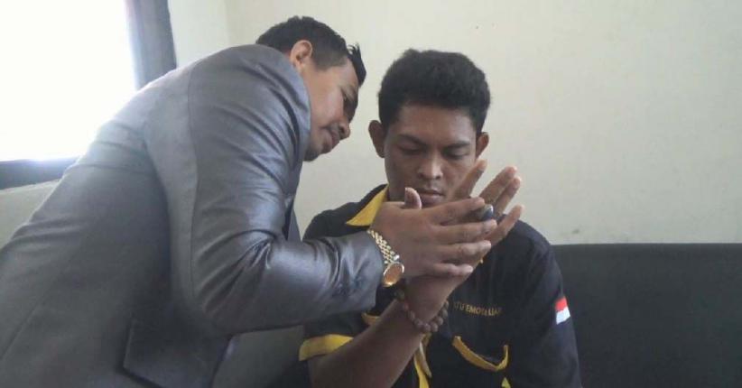 title Bukannya Ditilang, Pelanggar Lalu Lintas di Gresik Malah Dihipnotis Bukannya Ditilang, Pelanggar Lalu Lintas di Gresik Malah Dihipnotis