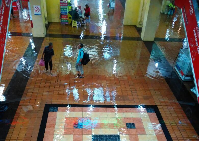 Banjir Rendam Hampir Semua Wilayah di Surabaya 