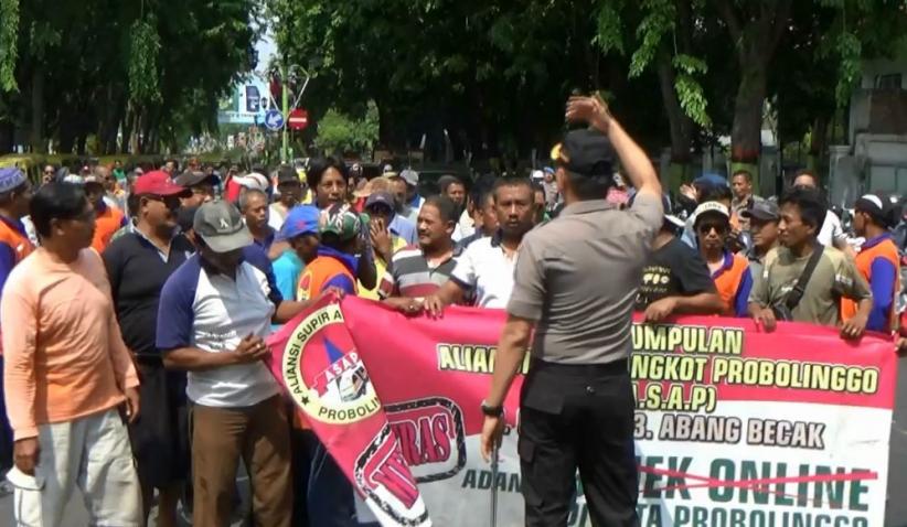Ratusan Sopir Angkot di Probolinggo Demo Tolak Transportasi Online
